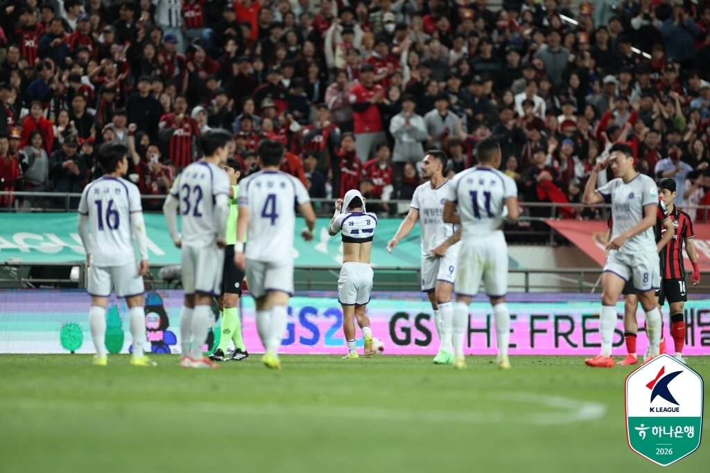 본문 이미지 - 퇴장 후 유니폼을 뒤집어쓰고 괴로워하는 김강(가운데)(한국프로축구연맹 제공) 