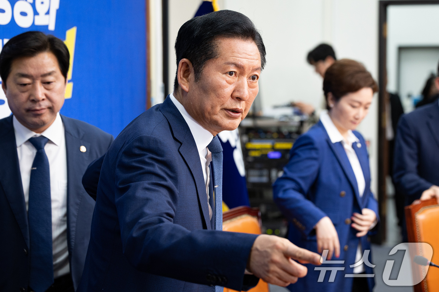(서울=뉴스1) 유승관 기자 = 정청래 더불어민주당 대표가 6일 서울 여의도 국회에서 열린 최고위원회의에 참석하고 있다. 2026.5.6/뉴스1