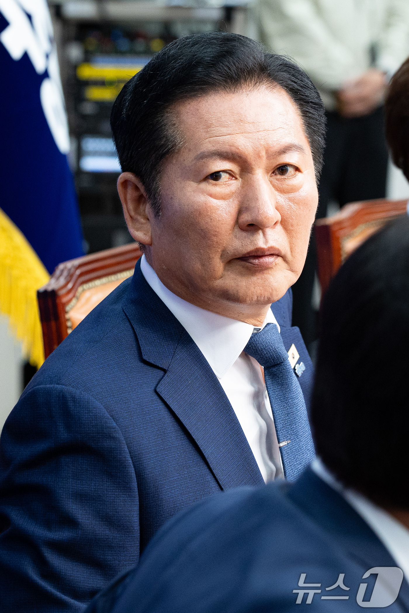 (서울=뉴스1) 유승관 기자 = 정청래 더불어민주당 대표가 6일 서울 여의도 국회에서 열린 최고위원회의에서 코스피 지수를 확인하고 있다. 2026.5.6/뉴스1