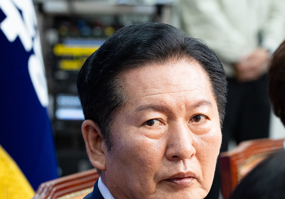 코스피 지수 확인하는 정청래 대표