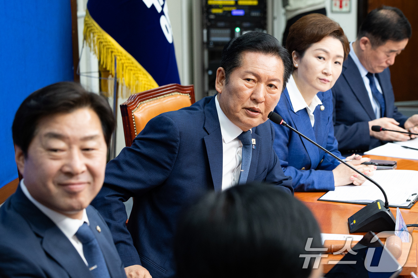 (서울=뉴스1) 유승관 기자 = 정청래 더불어민주당 대표를 비롯한 지도부가 6일 서울 여의도 국회에서 열린 최고위원회의에서 코스피 지수를 확인하고 있다. 2026.5.6/뉴스1