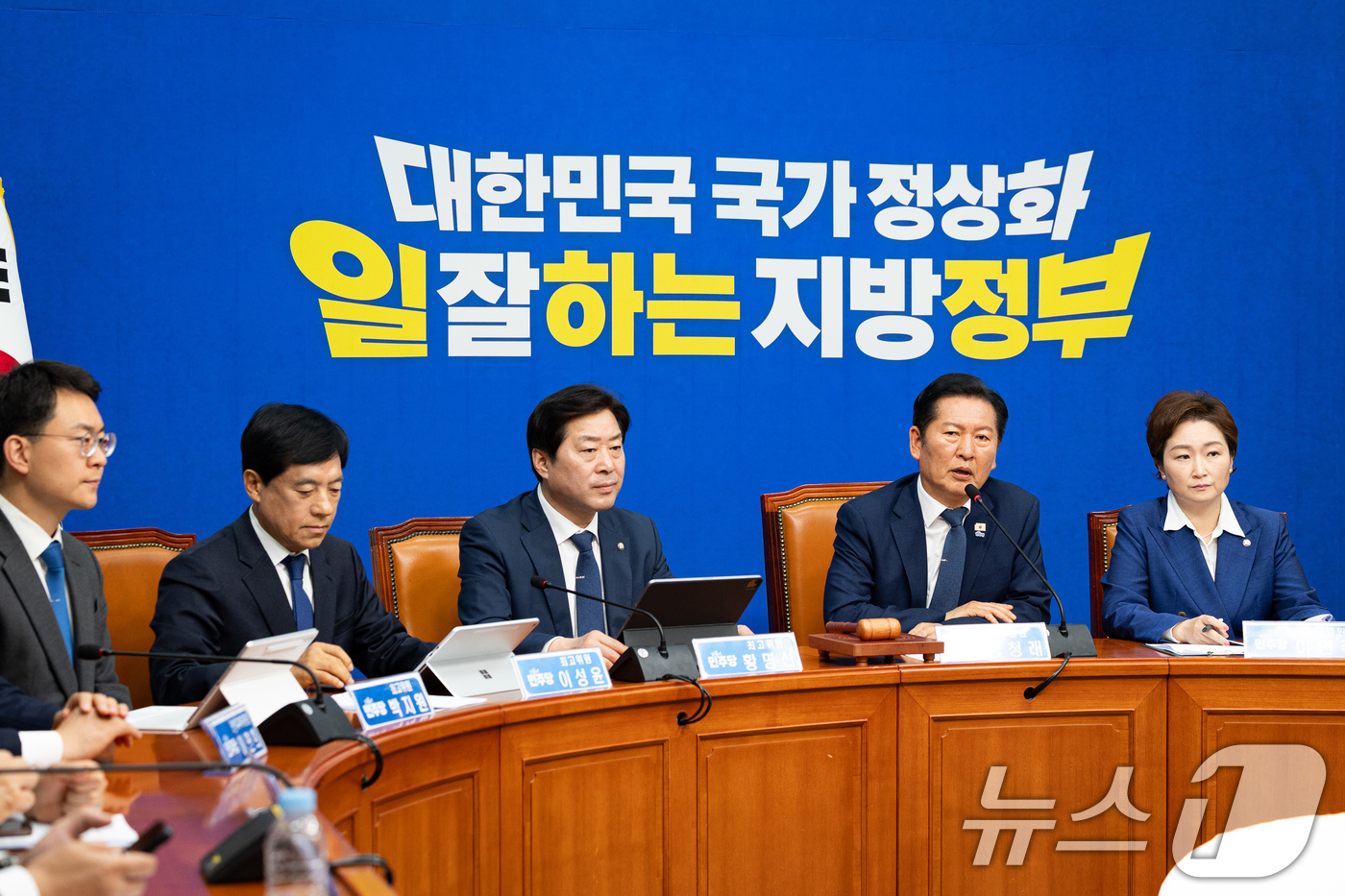 (서울=뉴스1) 유승관 기자 = 정청래 더불어민주당 대표가 6일 서울 여의도 국회에서 열린 최고위원회의에서 모두 발언을 하고 있다. 2026.5.6/뉴스1