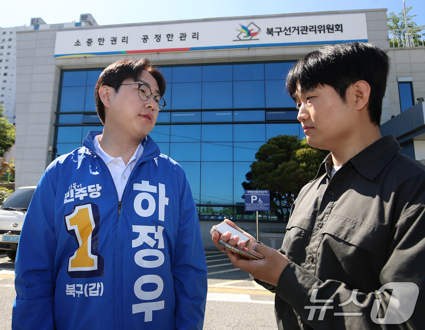 (부산=뉴스1) 윤일지 기자 = 6·3 국회의원 보궐선거 부산 북갑 하정우 더불어민주당 후보가 6일 오전 부산 북구 북구선거관리위원회에서 예비후보 등록을 마친 뒤 취재진 질문에 답 …