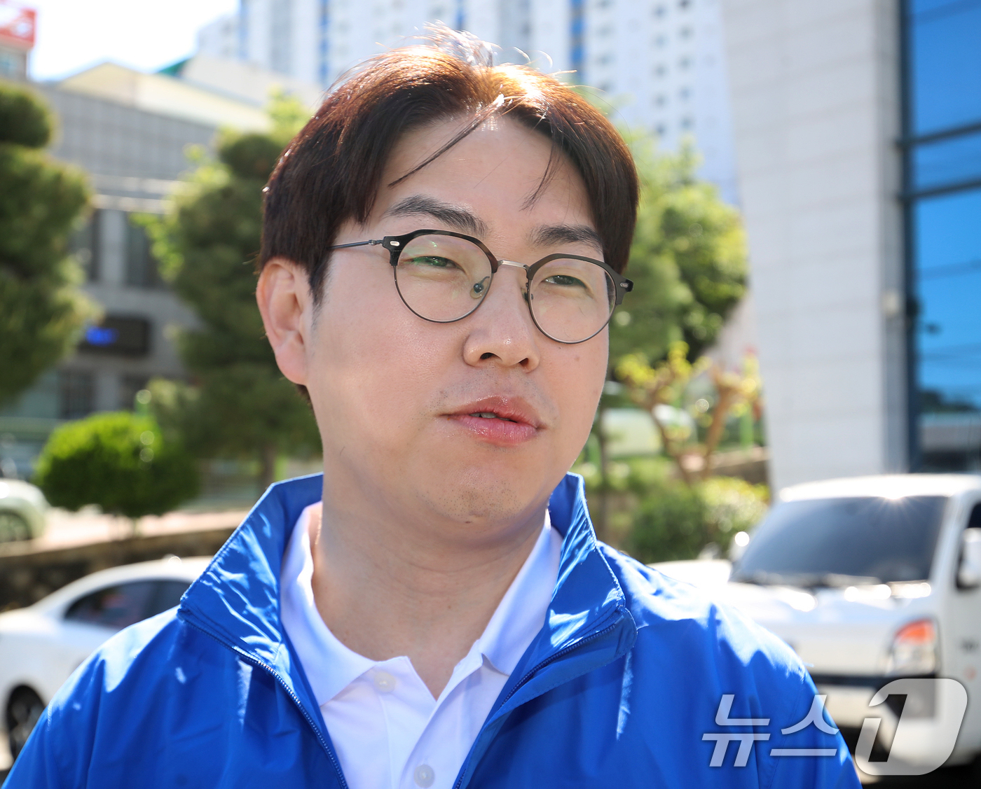 (부산=뉴스1) 윤일지 기자 = 6·3 국회의원 보궐선거 부산 북갑 하정우 더불어민주당 후보가 6일 오전 부산 북구 북구선거관리위원회에서 예비후보 등록을 마친 뒤 취재진 질문에 답 …