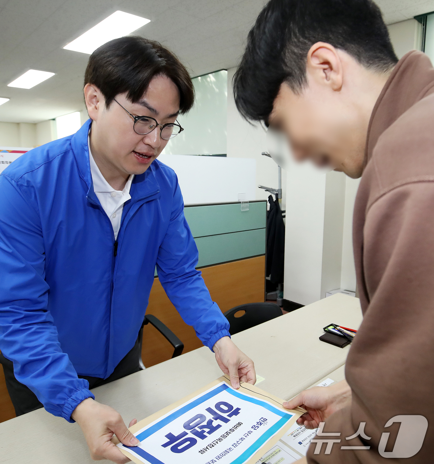 (부산=뉴스1) 윤일지 기자 = 6·3 국회의원 보궐선거 부산 북갑 하정우 더불어민주당 후보가 6일 오전 부산 북구 북구선거관리위원회에서 예비후보 등록을 하고 있다. 2026.5. …