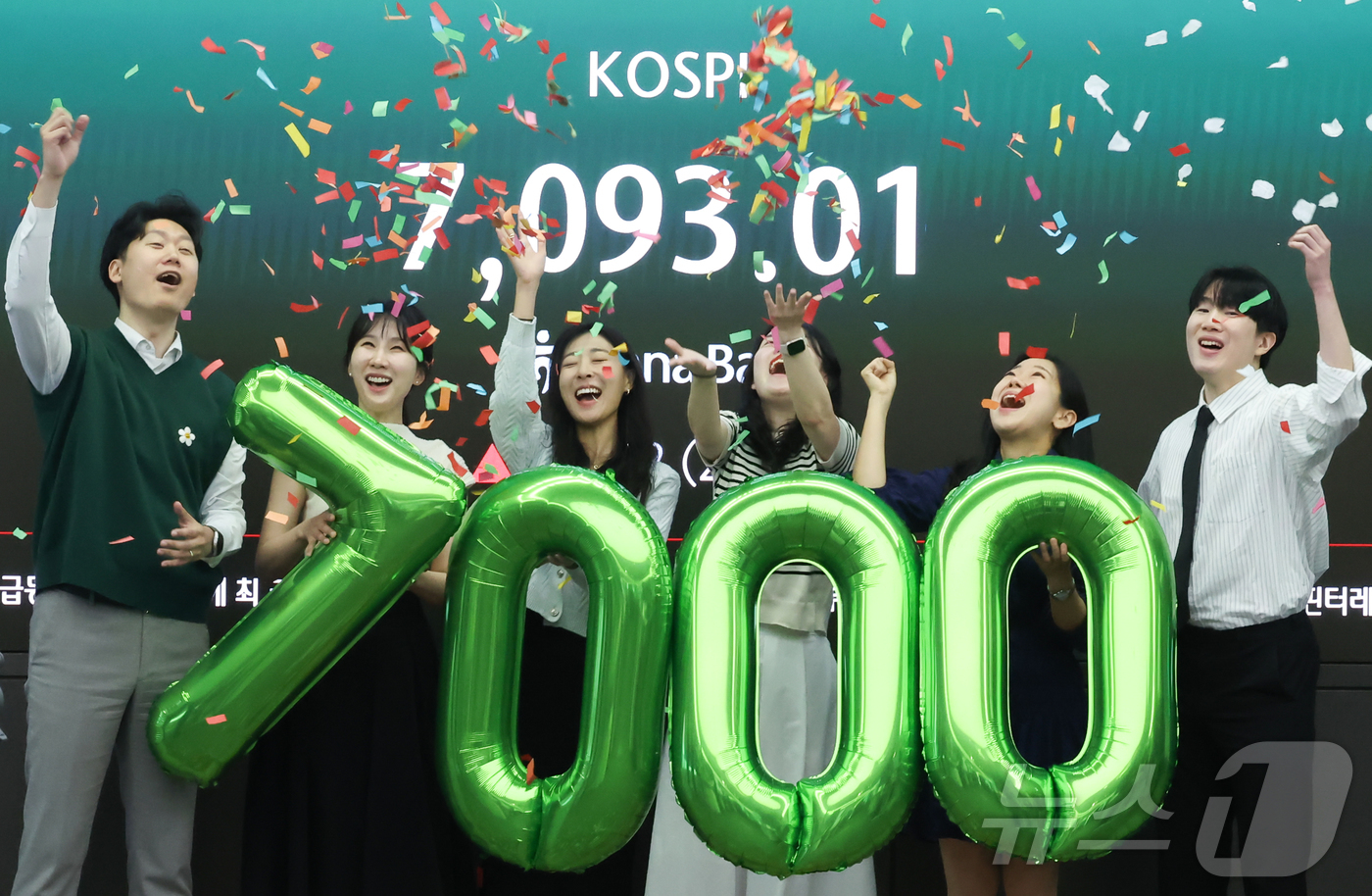 (서울=뉴스1) 이종수 인턴기자 = 코스피가 7000을 돌파한 6일 서울 중구 하나은행 본점 딜링룸에서 직원들이 축하 세리모니를 하고 있다. 2026.5.6/뉴스1