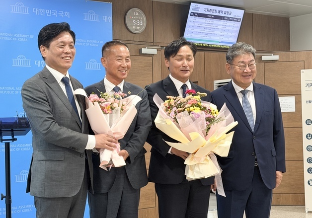 '국힘 탈당' 김왕규 강원도의원, 민주당 입당…양구군수 출마