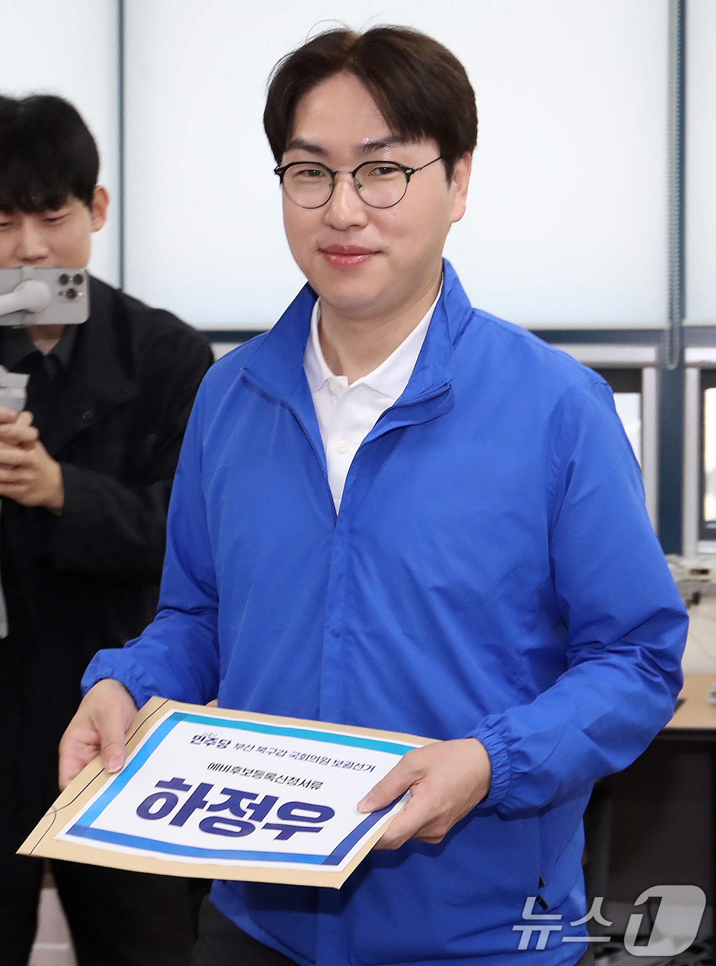 (부산=뉴스1) 윤일지 기자 = 6·3 국회의원 보궐선거 부산 북갑 하정우 더불어민주당 후보가 6일 오전 부산 북구 북구선거관리위원회에서 예비후보 등록을 하고 있다. 2026.5. …