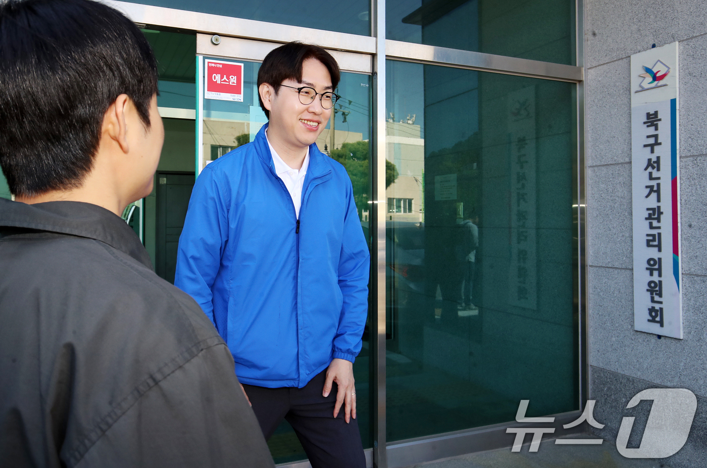 (부산=뉴스1) 윤일지 기자 = 6·3 국회의원 보궐선거 부산 북갑 하정우 더불어민주당 후보가 6일 오전 부산 북구 북구선거관리위원회에서 예비후보 등록을 마친 뒤 나서고 있다. …
