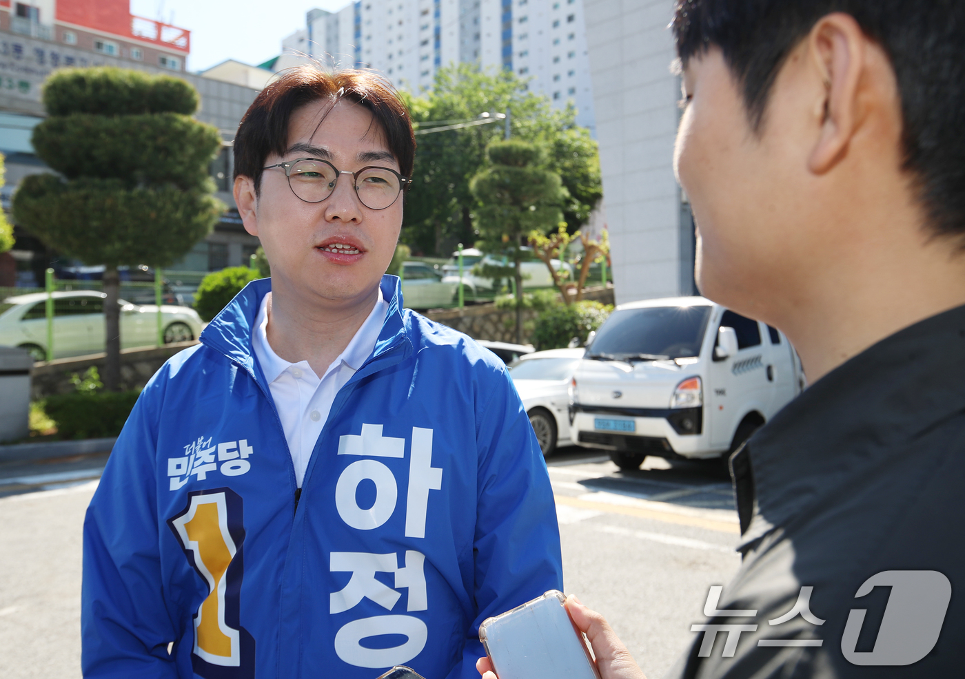 (부산=뉴스1) 윤일지 기자 = 6·3 국회의원 보궐선거 부산 북갑 하정우 더불어민주당 후보가 6일 오전 부산 북구 북구선거관리위원회에서 예비후보 등록을 마친 뒤 취재진 질문에 답 …