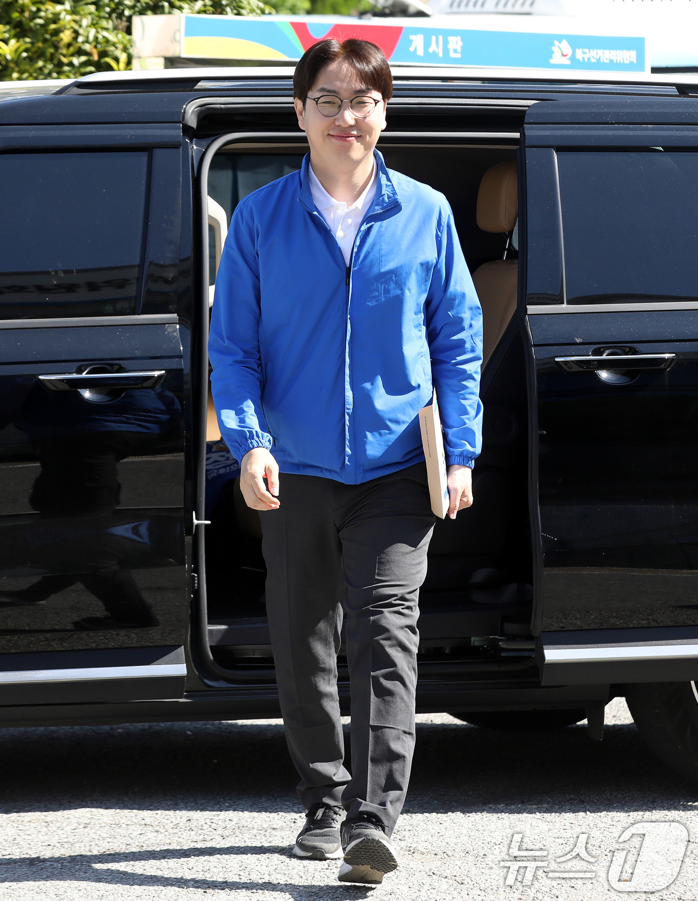 (부산=뉴스1) 윤일지 기자 = 6·3 국회의원 보궐선거 부산 북갑 하정우 더불어민주당 후보가 6일 오전 예비후보 등록을 위해 부산 북구 북구선거관리위원회로 들어서고 있다. 202 …