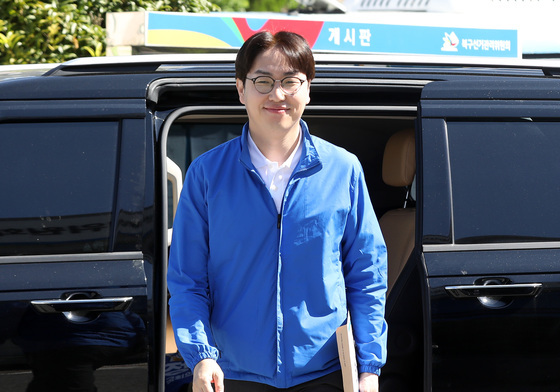 부산 북구선거관리위원회 들어서는 하정우 후보