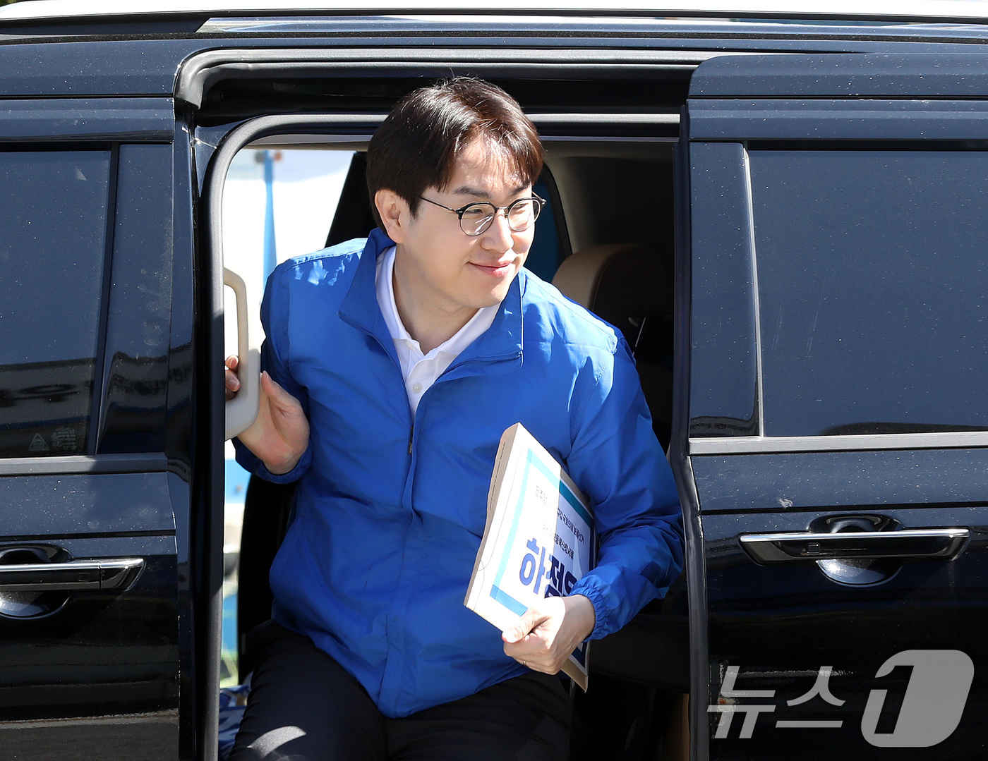 (부산=뉴스1) 윤일지 기자 = 6·3 국회의원 보궐선거 부산 북갑 하정우 더불어민주당 후보가 6일 오전 예비후보 등록을 위해 부산 북구 북구선거관리위원회로 들어서고 있다. 202 …