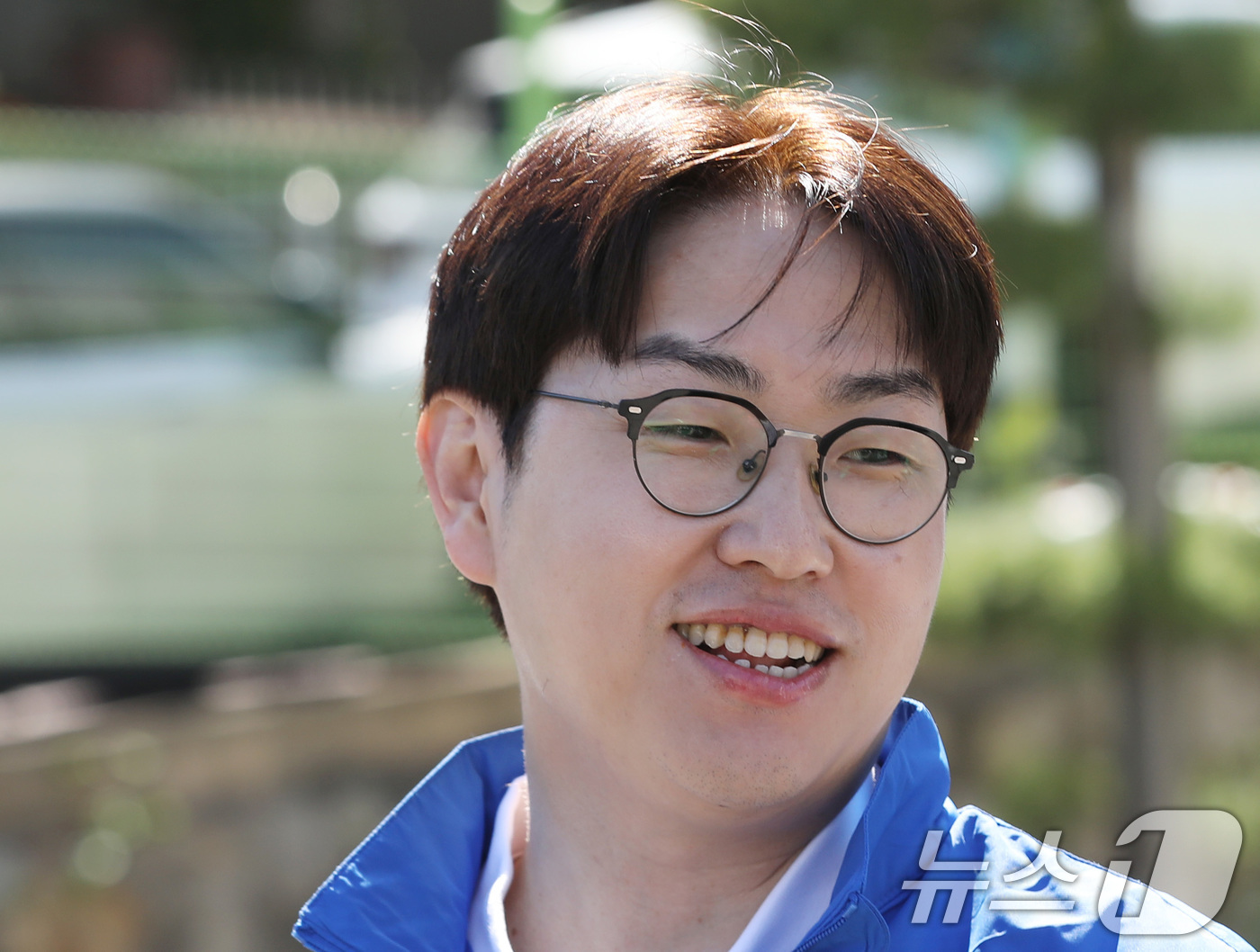 (부산=뉴스1) 윤일지 기자 = 6·3 국회의원 보궐선거 부산 북갑 하정우 더불어민주당 후보가 6일 오전 부산 북구 북구선거관리위원회에서 예비후보 등록을 마친 뒤 취재진 질문에 답 …