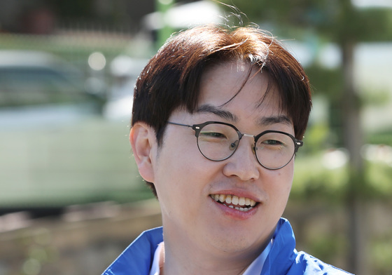 취재진 질문 답하는 하정우 후보