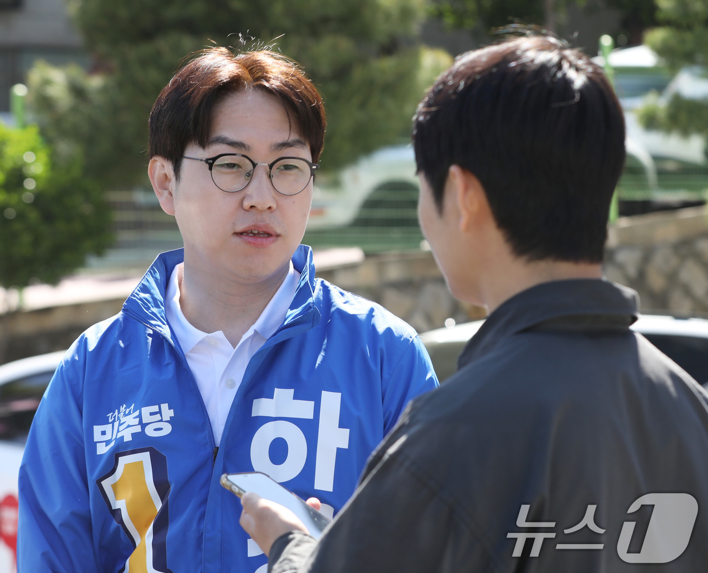 (부산=뉴스1) 윤일지 기자 = 6·3 국회의원 보궐선거 부산 북갑 하정우 더불어민주당 후보가 6일 오전 부산 북구 북구선거관리위원회에서 예비후보 등록을 마친 뒤 취재진 질문에 답 …