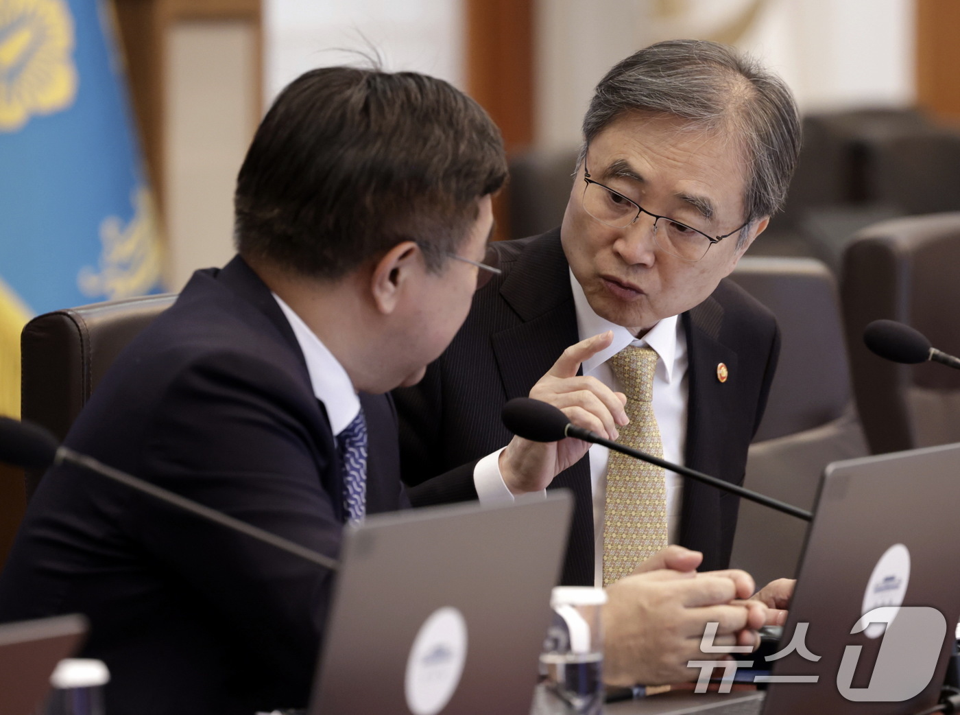 (서울=뉴스1) 이재명 기자 = 조현 외교부 장관(오른쪽)과 윤호중 행정안전부 장관이 6일 청와대에서 열린 제20회 국무회의 겸 제7차 비상경제점검회의에서 대화하고 있다. (청와대 …