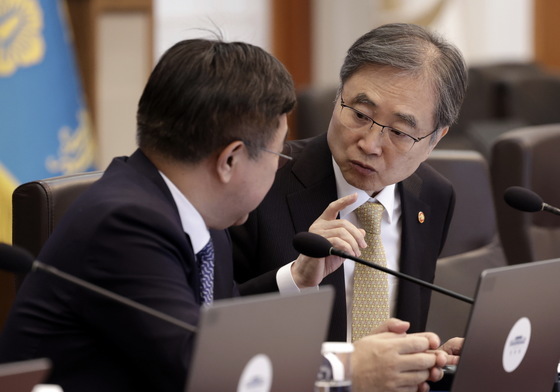 대화하는 조현·윤호중 장관
