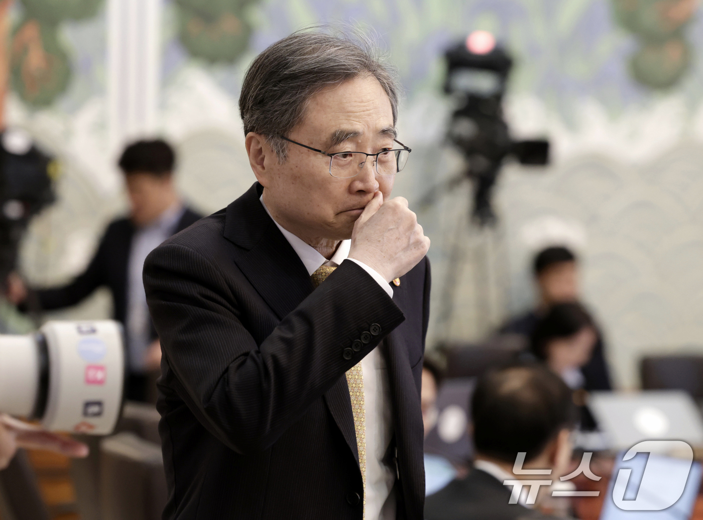 (서울=뉴스1) 이재명 기자 = 조현 외교부 장관이 6일 청와대에서 열린 제20회 국무회의 겸 제7차 비상경제점검회의에 참석하고 있다. (청와대통신사진기자단) 2026.5.6/뉴스 …