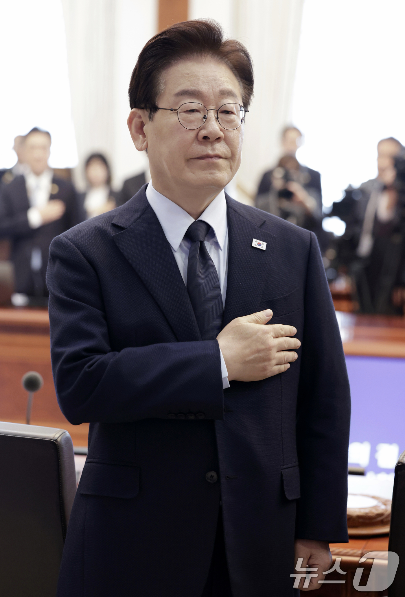 (서울=뉴스1) 이재명 기자 = 이재명 대통령이 6일 청와대에서 열린 제20회 국무회의 겸 제7차 비상경제점검회의에서 국민의례를 하고 있다. (청와대통신사진기자단) 2026.5.6 …