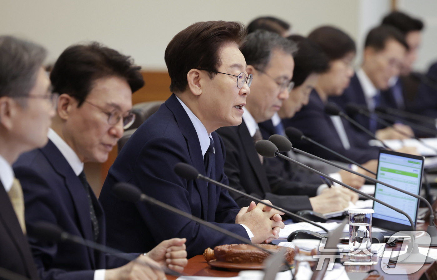(서울=뉴스1) 이재명 기자 = 이재명 대통령이 6일 청와대에서 열린 제20회 국무회의 겸 제7차 비상경제점검회의에서 발언을 하고 있다. (청와대통신사진기자단) 2026.5.6/뉴 …