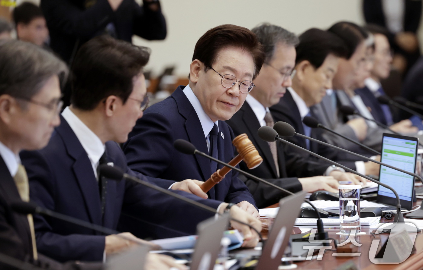 (서울=뉴스1) 이재명 기자 = 이재명 대통령이 6일 청와대에서 열린 제20회 국무회의 겸 제7차 비상경제점검회의에서 의사봉을 두드리고 있다. (청와대통신사진기자단) 2026.5. …