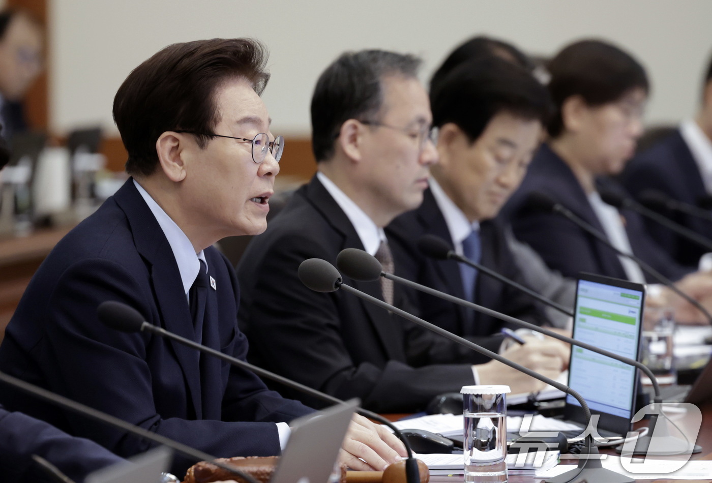 (서울=뉴스1) 이재명 기자 = 이재명 대통령이 6일 청와대에서 열린 제20회 국무회의 겸 제7차 비상경제점검회의에서 발언을 하고 있다. (청와대통신사진기자단) 2026.5.6/뉴 …