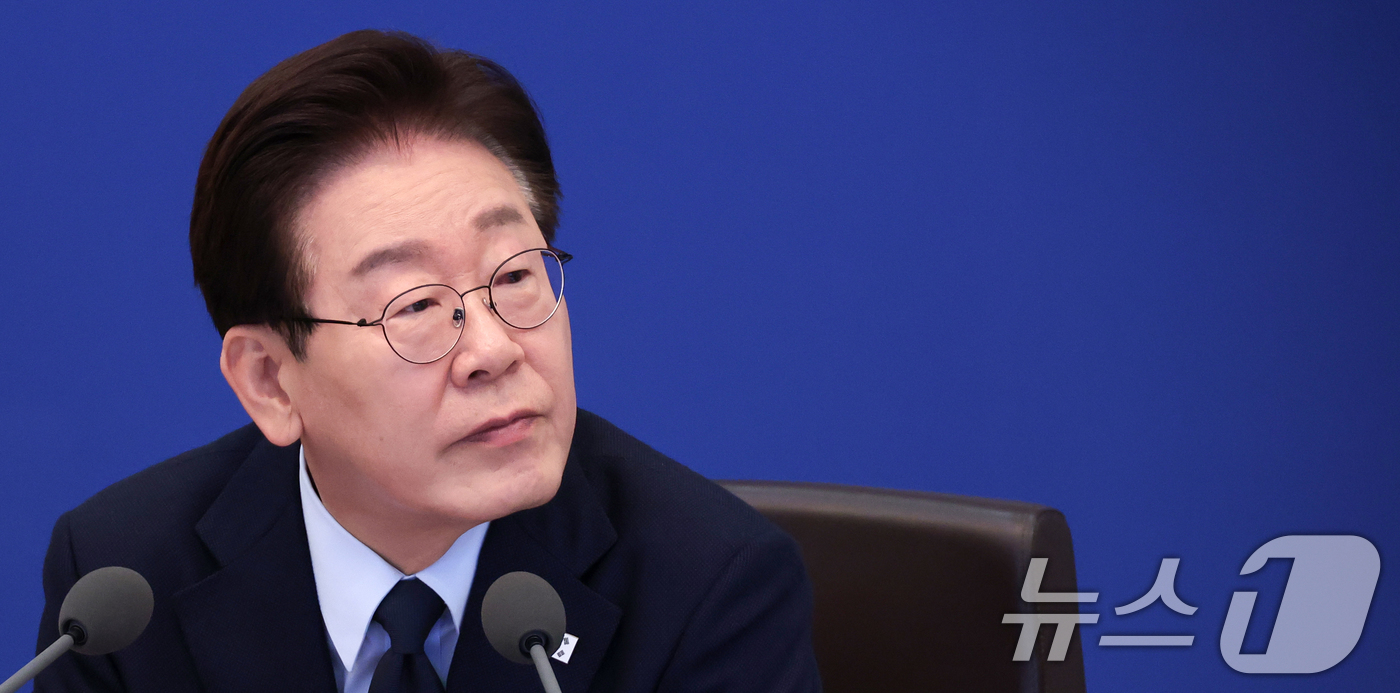 (서울=뉴스1) 허경 기자 = 이재명 대통령이 6일 청와대에서 열린 비상경제점검회의 겸 국무회의에서 국무위원의 발언을 경청하고 있다. (청와대통신사진기자단) 2026.5.6/뉴스1 …
