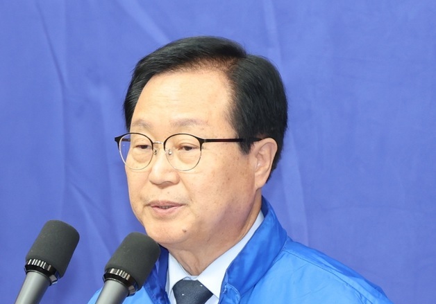 발언하는 유희태 예비후보