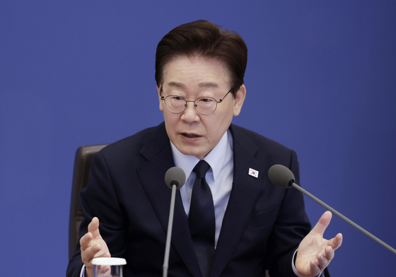 李대통령 "자살 문제 전세계적 망신…나도 황당무계한 재판받아"