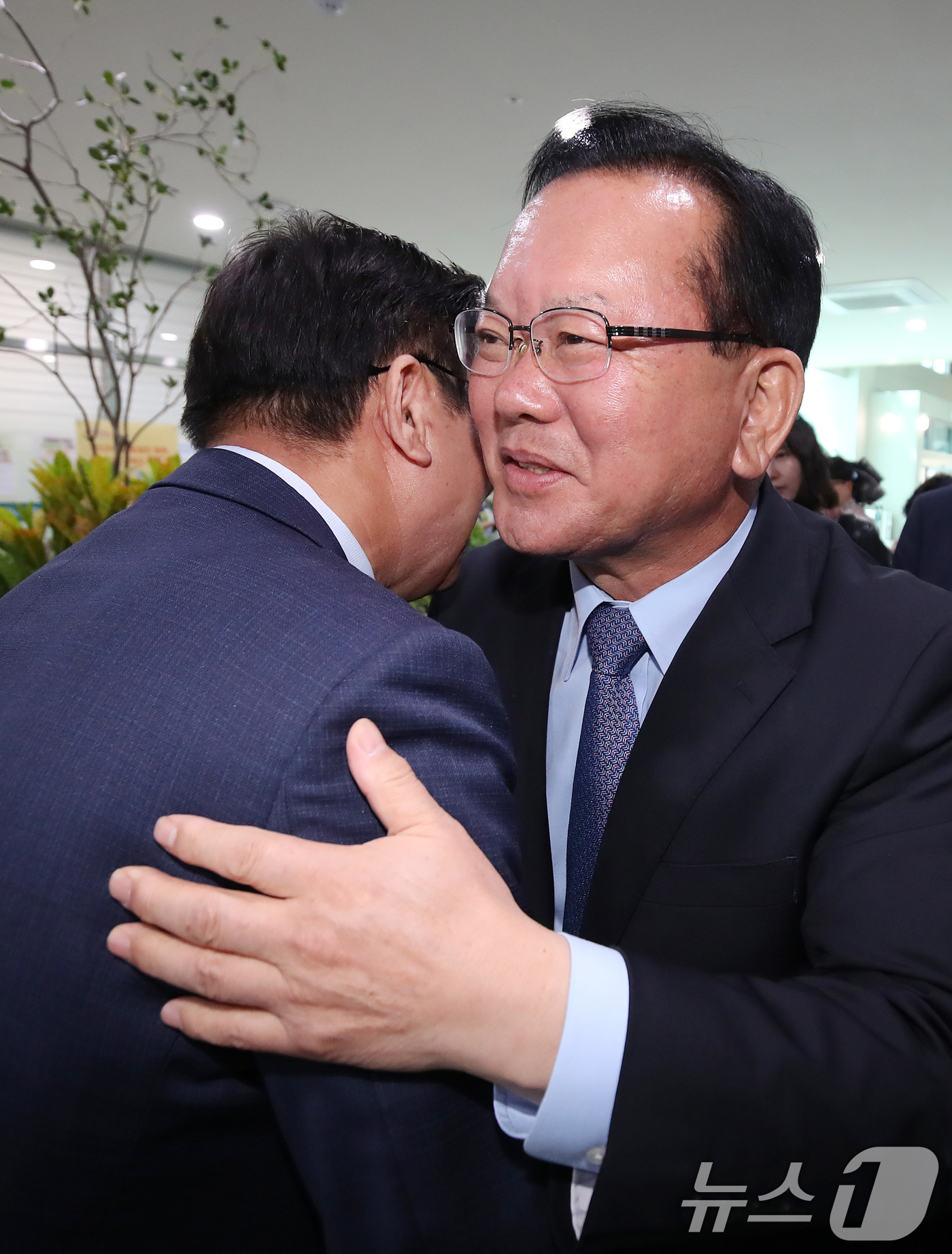 (대구=뉴스1) 공정식 기자 = 김부겸 더불어민주당 대구시장 후보가 6일 오전 대구 달서구 월배노인종합복지관에서 열린 '어버이날 효도잔치'를 찾아 어르신과 인사 나누고 있다. 20 …