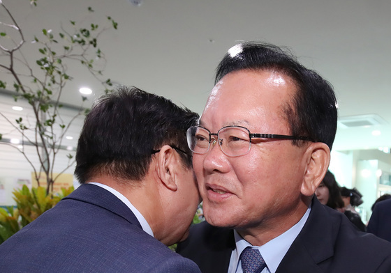 어르신과 인사 나누는 김부겸 후보
