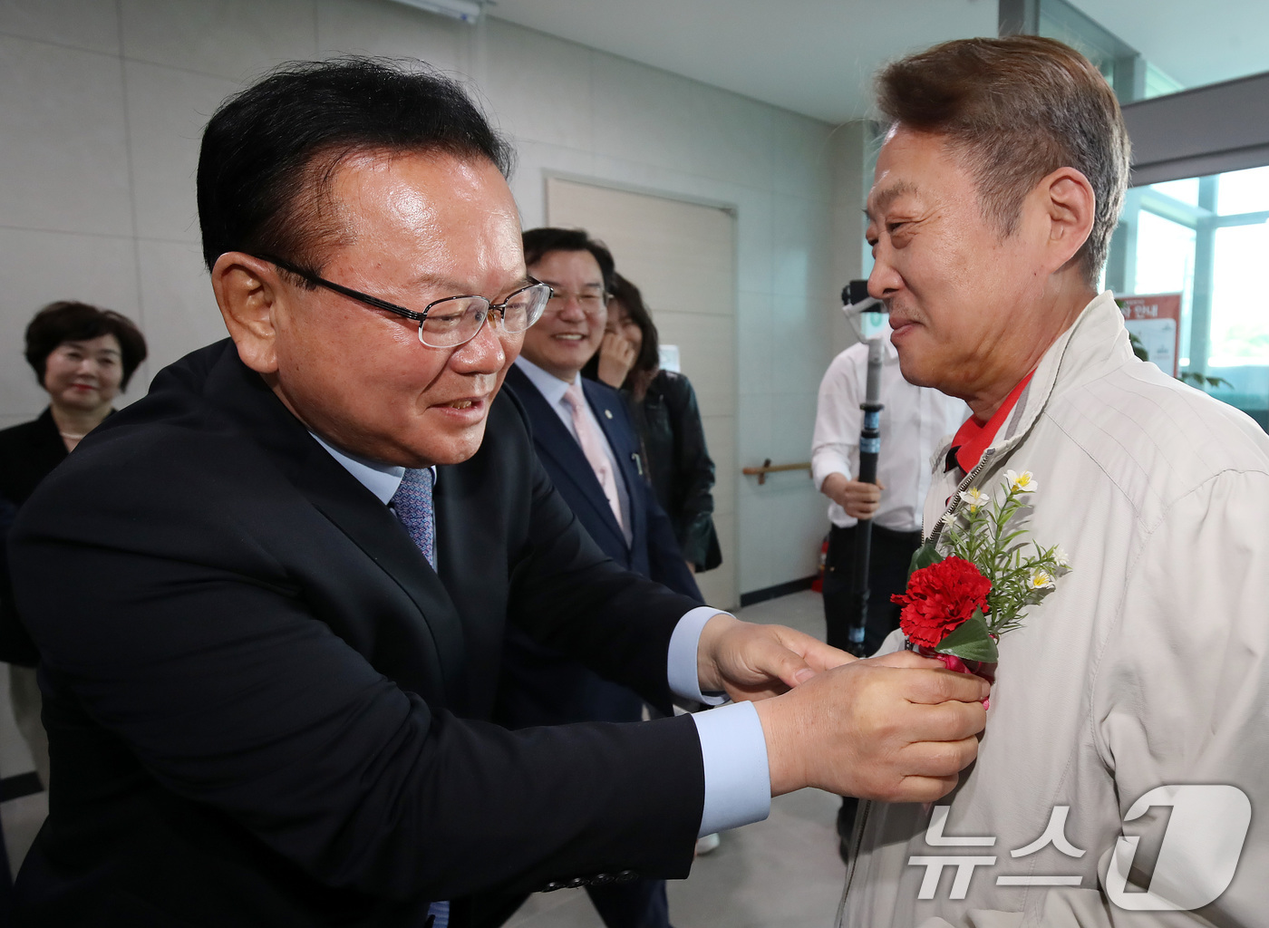 (대구=뉴스1) 공정식 기자 = 김부겸 더불어민주당 대구시장 후보가 6일 오전 대구 달서구 월배노인종합복지관에서 열린 '어버이날 효도잔치'를 찾아 어르신 가슴에 카네이션을 달아주고 …