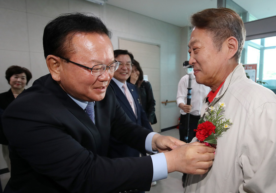 김부겸, 어르신 가슴에 카네이션