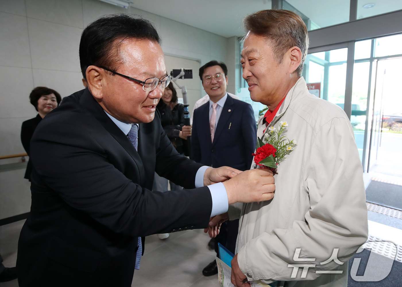 (대구=뉴스1) 공정식 기자 = 김부겸 더불어민주당 대구시장 후보가 6일 오전 대구 달서구 월배노인종합복지관에서 열린 '어버이날 효도잔치'를 찾아 어르신 가슴에 카네이션을 달아주고 …