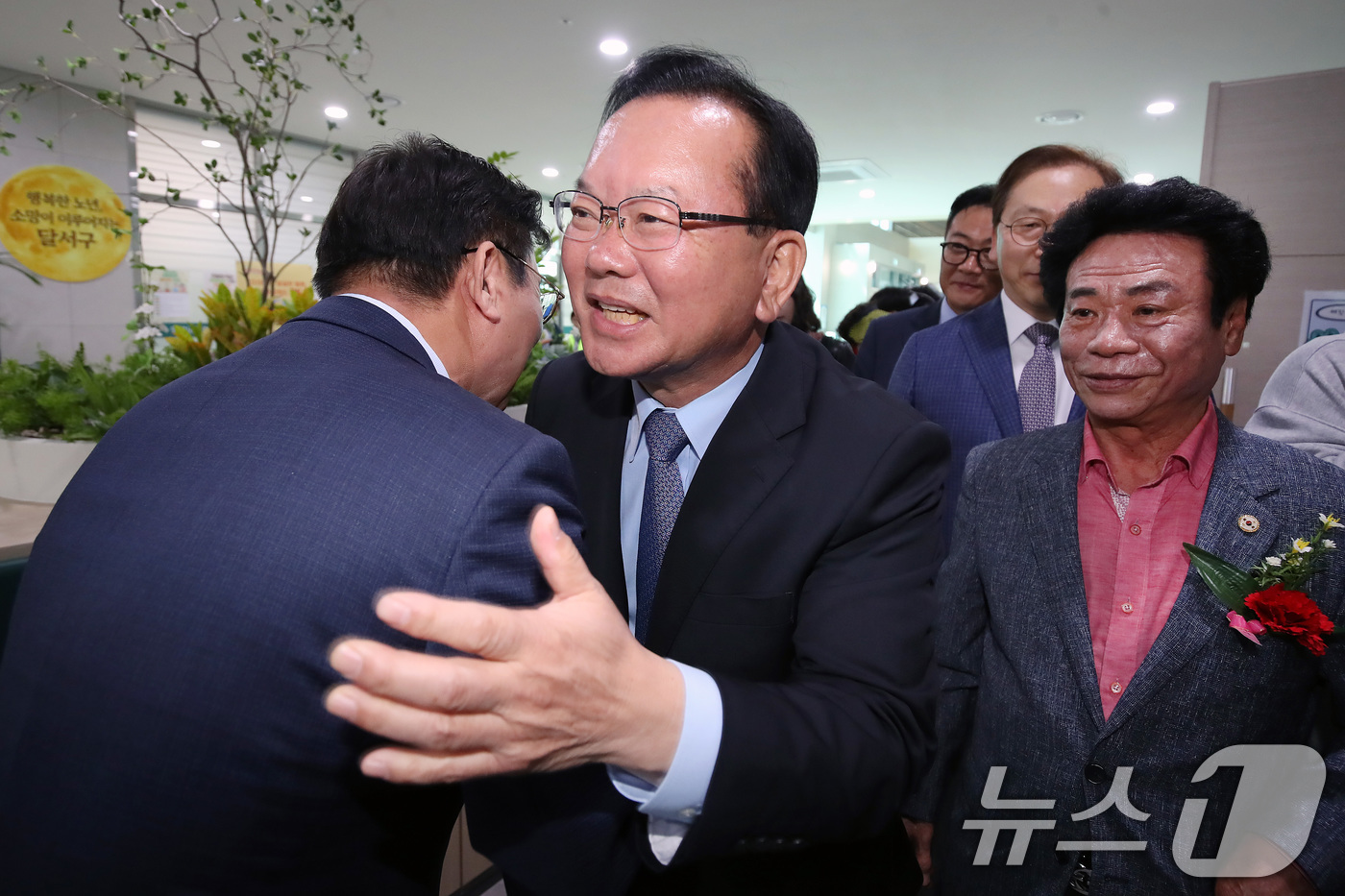 (대구=뉴스1) 공정식 기자 = 김부겸 더불어민주당 대구시장 후보가 6일 오전 대구 달서구 월배노인종합복지관에서 열린 '어버이날 효도잔치'를 찾아 어르신과 인사 나누고 있다. 20 …