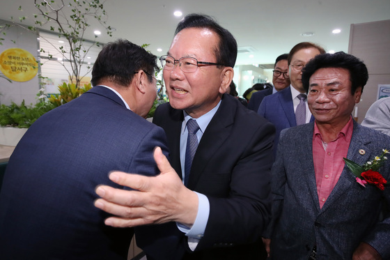 어르신과 인사 나누는 김부겸 후보