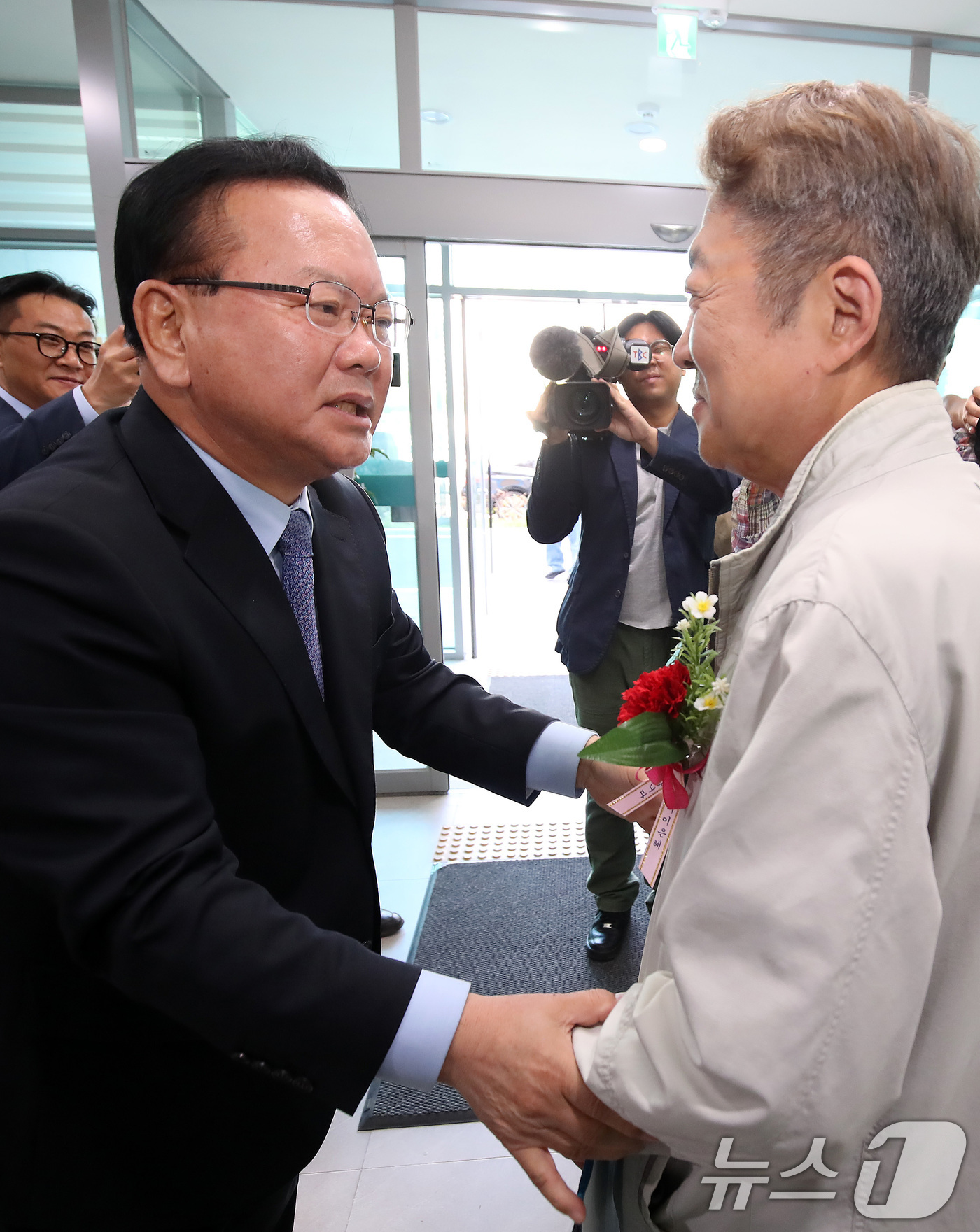 (대구=뉴스1) 공정식 기자 = 김부겸 더불어민주당 대구시장 후보가 6일 오전 대구 달서구 월배노인종합복지관에서 열린 '어버이날 효도잔치'를 찾아 어르신 가슴에 카네이션을 달아주고 …