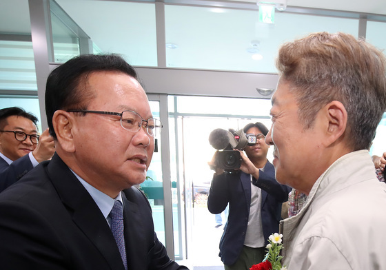 김부겸, 어르신 가슴에 카네이션