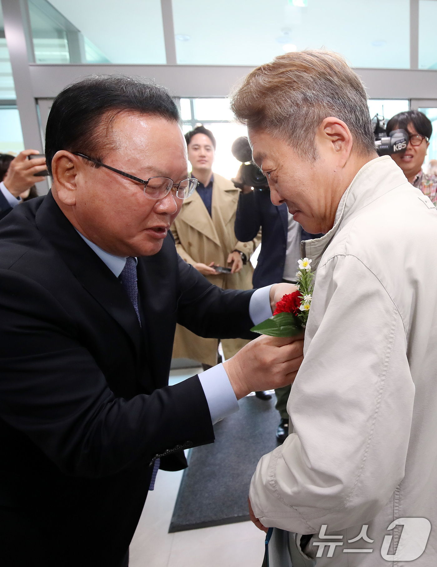 (대구=뉴스1) 공정식 기자 = 김부겸 더불어민주당 대구시장 후보가 6일 오전 대구 달서구 월배노인종합복지관에서 열린 '어버이날 효도잔치'를 찾아 어르신 가슴에 카네이션을 달아주고 …