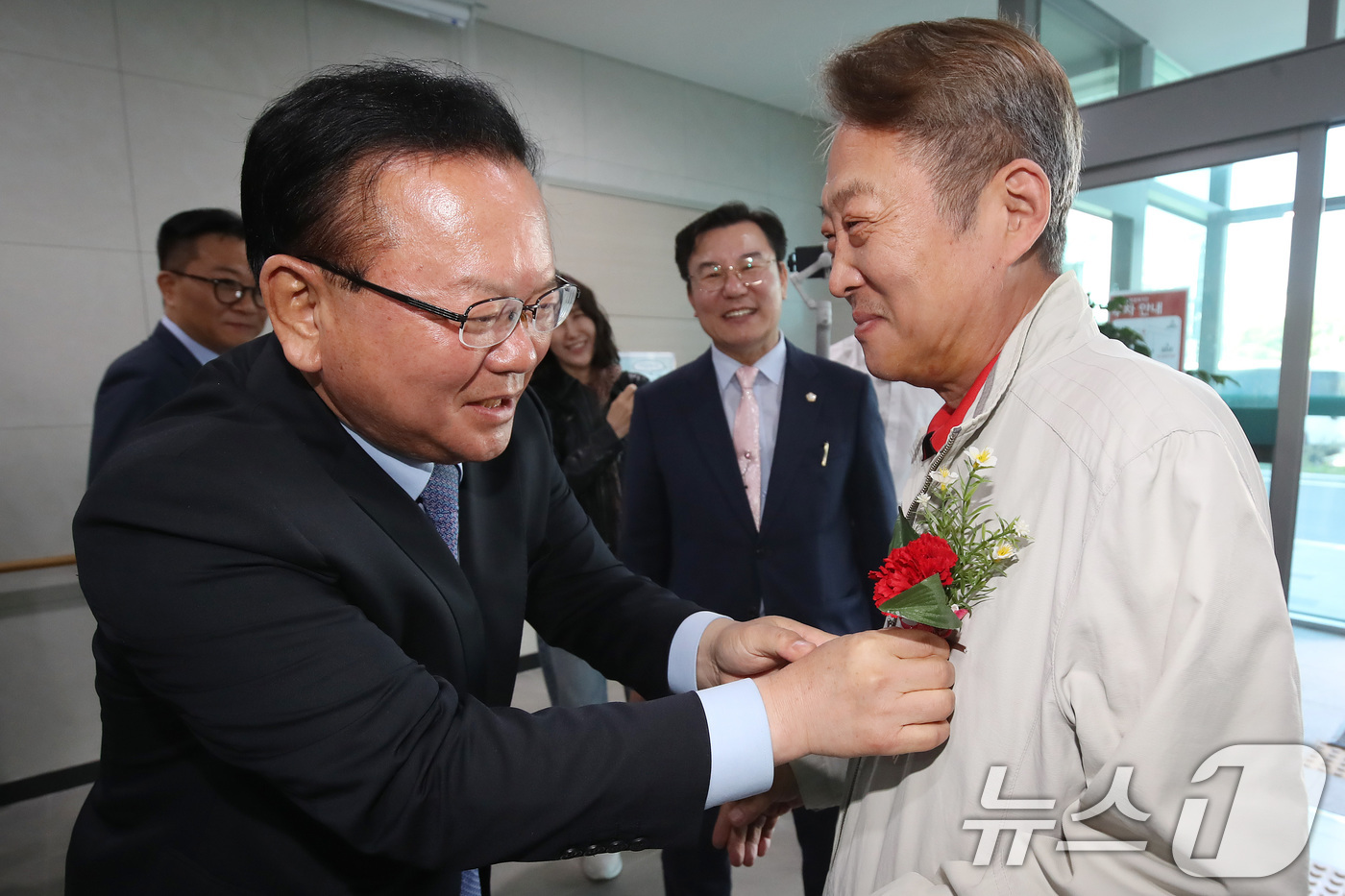 (대구=뉴스1) 공정식 기자 = 김부겸 더불어민주당 대구시장 후보가 6일 오전 대구 달서구 월배노인종합복지관에서 열린 '어버이날 효도잔치'를 찾아 어르신 가슴에 카네이션을 달아주고 …