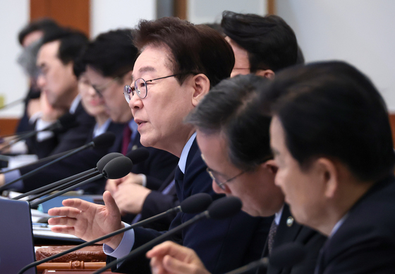 비상경제점검회의 겸 국무회의 발언하는 이재명 대통령