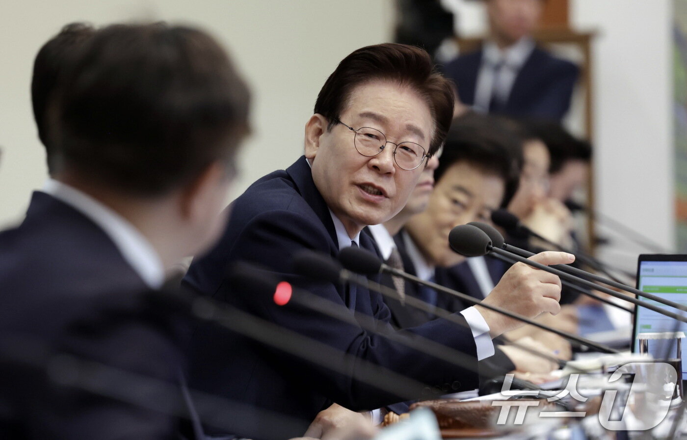 본문 이미지 - 이재명 대통령이 6일 청와대에서 열린 제20회 국무회의 겸 제7차 비상경제점검회의에서 발언을 하고 있다. (청와대통신사진기자단) 2026.5.6 ⓒ 뉴스1 이재명 기자