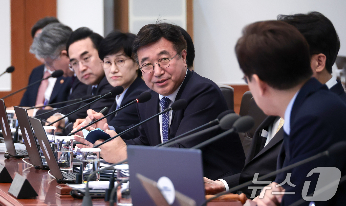 (서울=뉴스1) 허경 기자 = 윤호중 행정안전부 장관이 6일 청와대에서 열린 비상경제점검회의 겸 국무회의에서 발언하고 있다. (청와대통신사진기자단) 2026.5.6/뉴스1