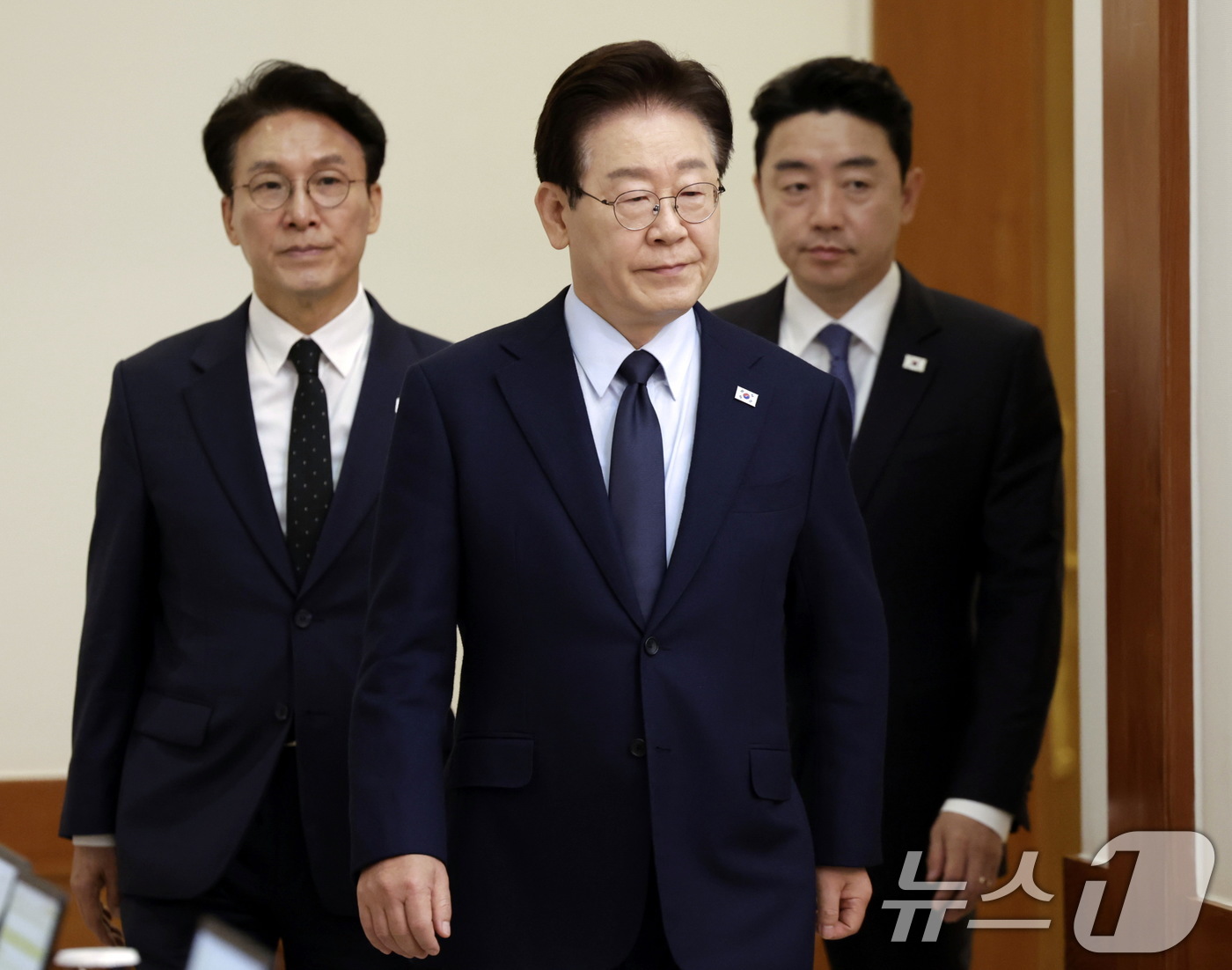 (서울=뉴스1) 이재명 기자 = 이재명 대통령이 6일 청와대에서 열린 제20회 국무회의 겸 제7차 비상경제점검회의에 입장하고 있다. (청와대통신사진기자단) 2026.5.6/뉴스1