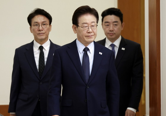 국무회의 입장하는 이재명 대통령