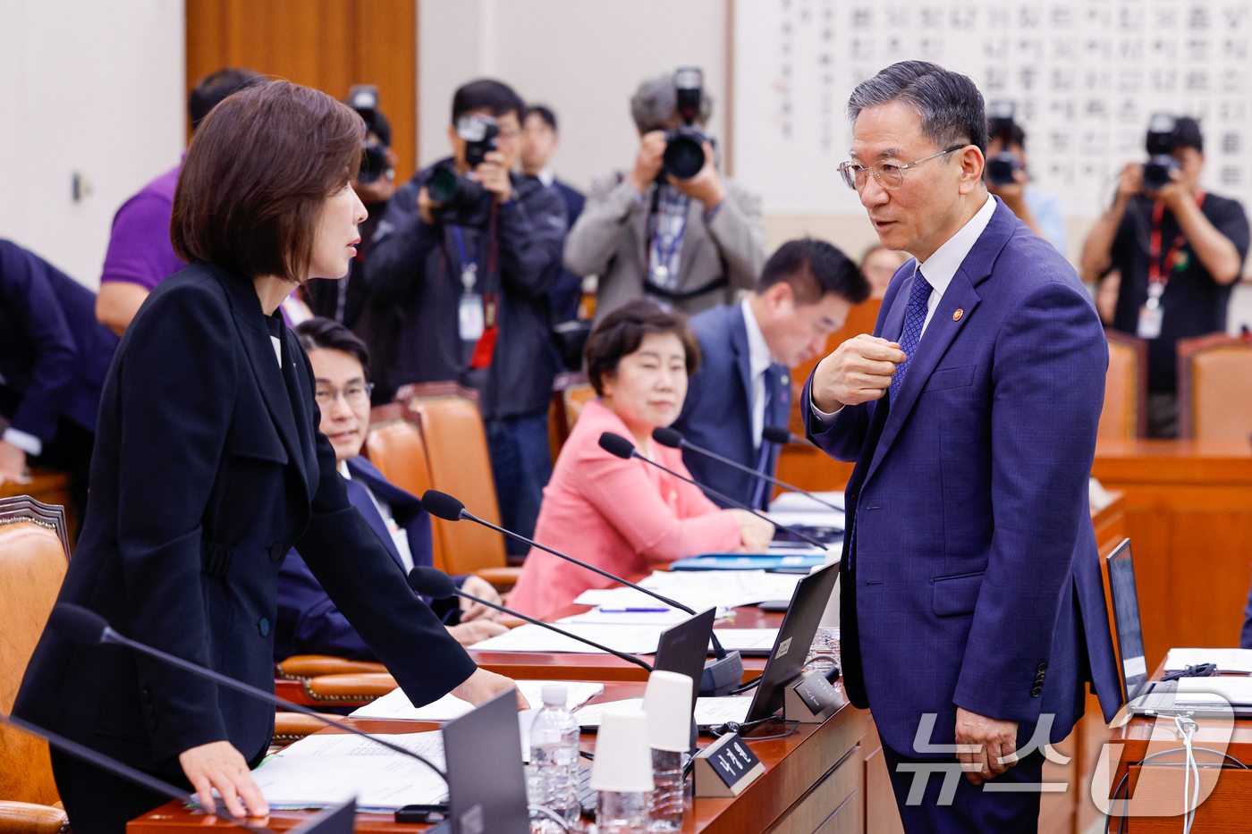 (서울=뉴스1) 안은나 기자 = 정성호 법무부 장관(오른쪽)과 나경원 국민의힘 의원이 6일 오전 서울 여의도 국회에서 열린 법제사법위원회 제435회 국회(임시회) 제1차 전체회의에 …