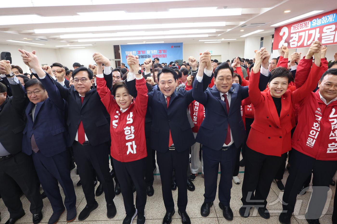 (수원=뉴스1) 황기선 기자 = 장동혁 국민의힘 대표가 6일 경기 수원 경기도당에서 열린 경기도당 필승결의대회에서 참석자들과 포즈를 취하고 있다. (공동취재) 2026.5.6/뉴스 …