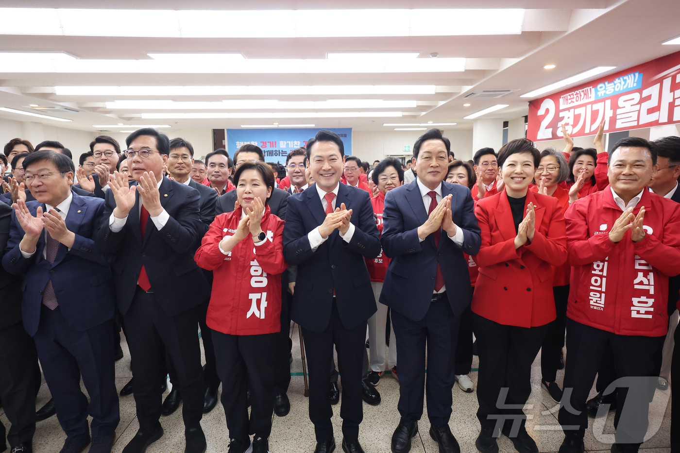 (수원=뉴스1) 황기선 기자 = 장동혁 국민의힘 대표가 6일 경기 수원 경기도당에서 열린 경기도당 필승결의대회에서 참석자들과 박수를 치고 있다. (공동취재) 2026.5.6/뉴스1 …
