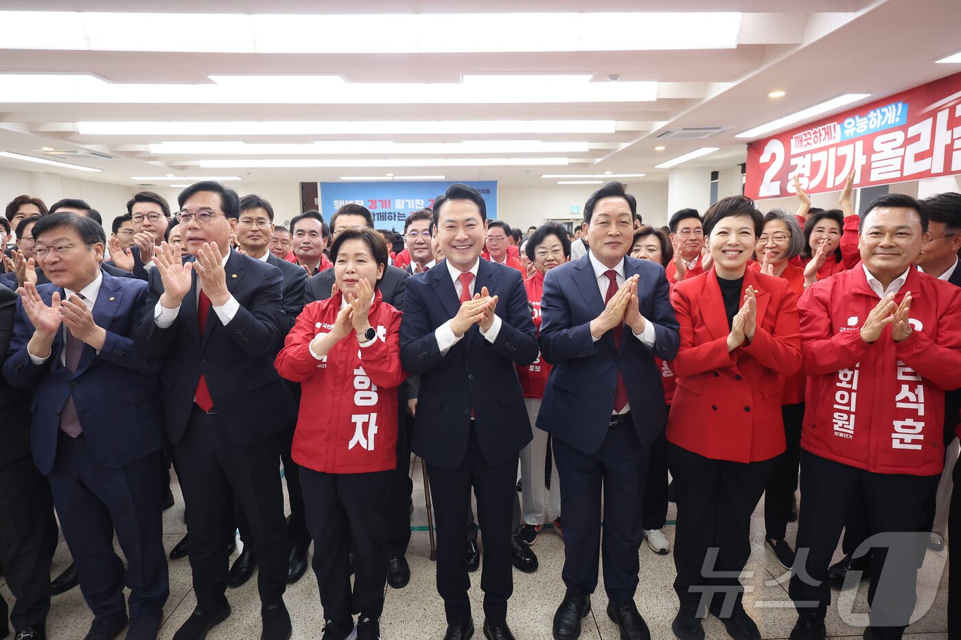 본문 이미지 - 장동혁 국민의힘 대표가 6일 경기 수원 경기도당에서 열린 경기도당 필승결의대회에서 참석자들과 박수를 치고 있다. (공동취재) 2026.5.6 ⓒ 뉴스1 황기선 기자